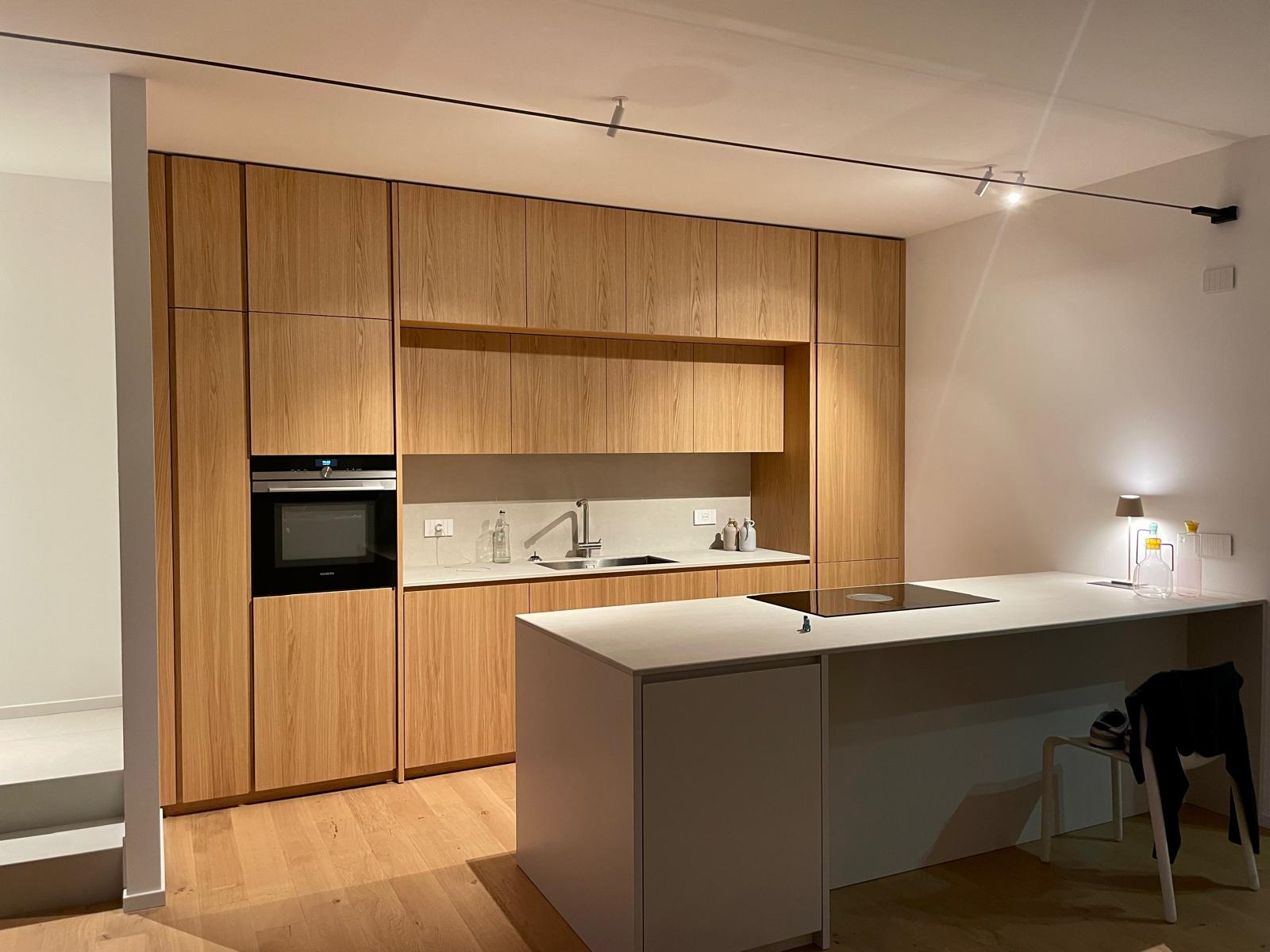 Cucina con finiture in rovere in un immobile ristrutturato a Treviso